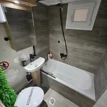 Апартаменты 4 Modern With Free Parking Сере