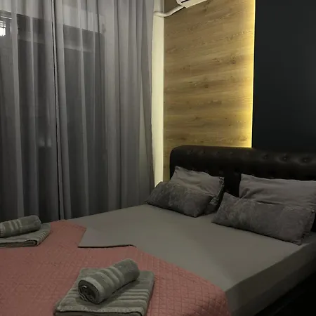 4 Modern With Free Parking Apartment