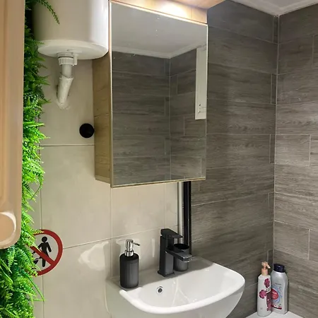 4 Modern With Free Parking Apartment