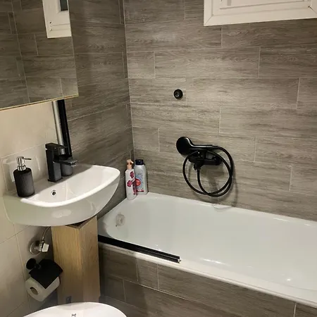 4 Modern With Free Parking Apartment *