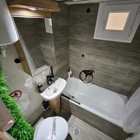 4 Modern With Free Parking Apartament