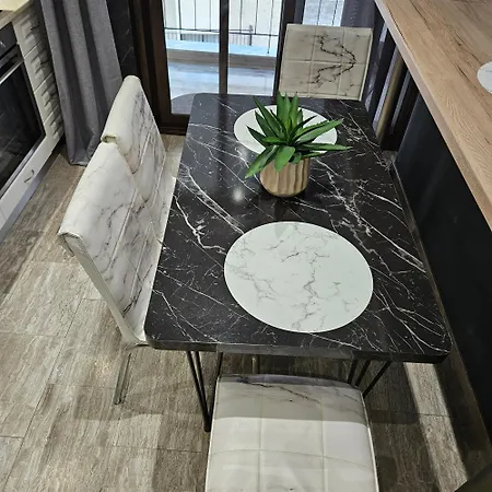 4 Modern With Free Parking Apartment *